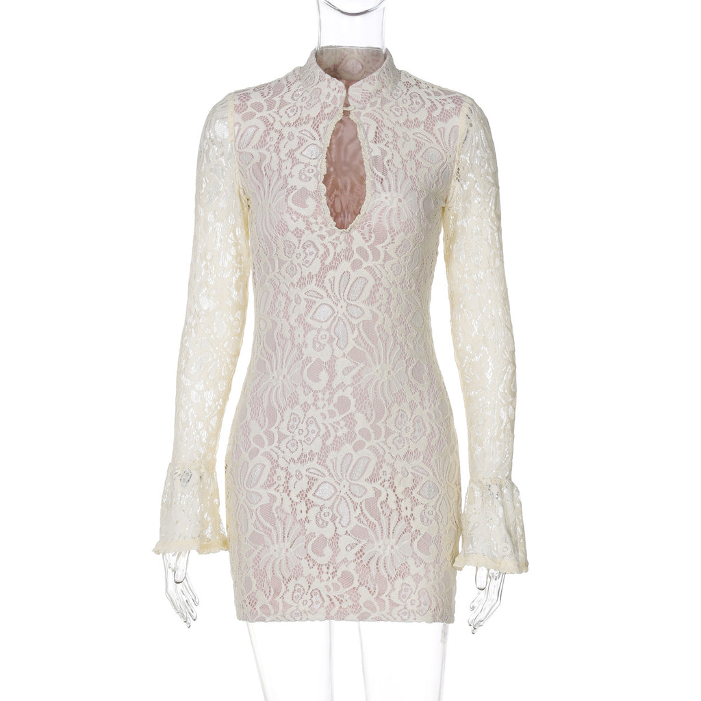 Vestido Mini de Encaje — Manga Larga Acampanada y Escote de Llave