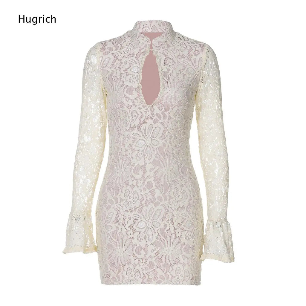 Vestido Mini de Encaje — Manga Larga Acampanada y Escote de Llave