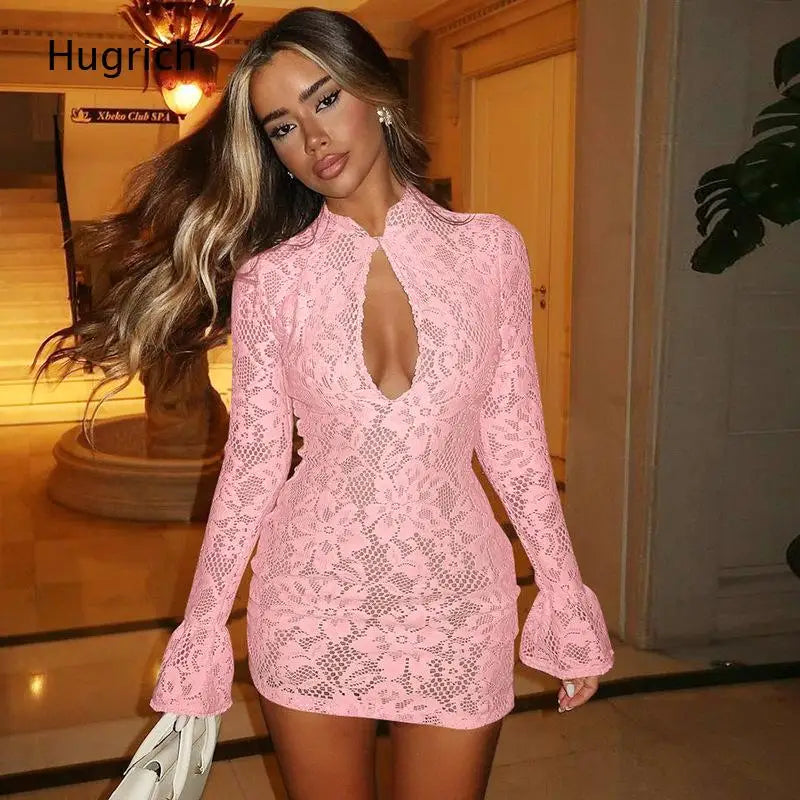 Vestido Mini de Encaje — Manga Larga Acampanada y Escote de Llave